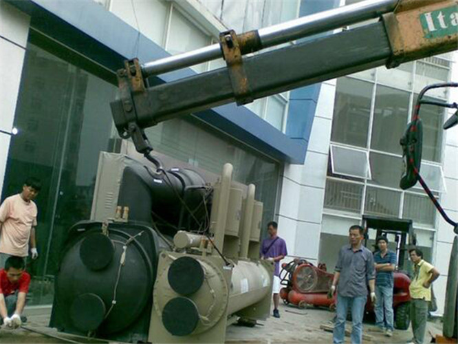 乌当区随车吊和汽车吊的核心区别是什么？哪种更省钱？